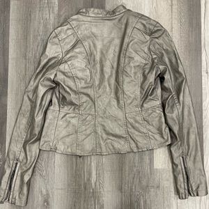 Women’s jacket with zipper detailing